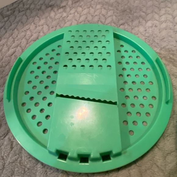 Tupperware jade green Cheese Vegetable Slaw Grater Bowl. #786-9Great cond-sharp! - Picture 4 of 9